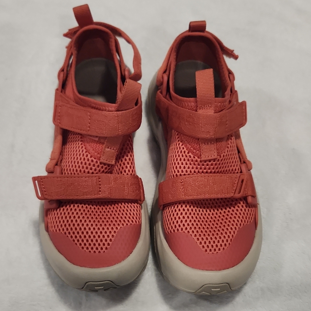 Womens Size 7 Teva Sneakers